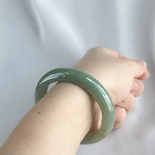 Load image into Gallery viewer, 101157 57.5mm Olive Green Furong Base Jadeite Bangle
