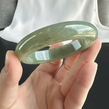 Load image into Gallery viewer, 101157 57.5mm Olive Green Furong Base Jadeite Bangle
