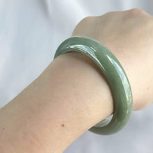 Load image into Gallery viewer, 101157 57.5mm Olive Green Furong Base Jadeite Bangle
